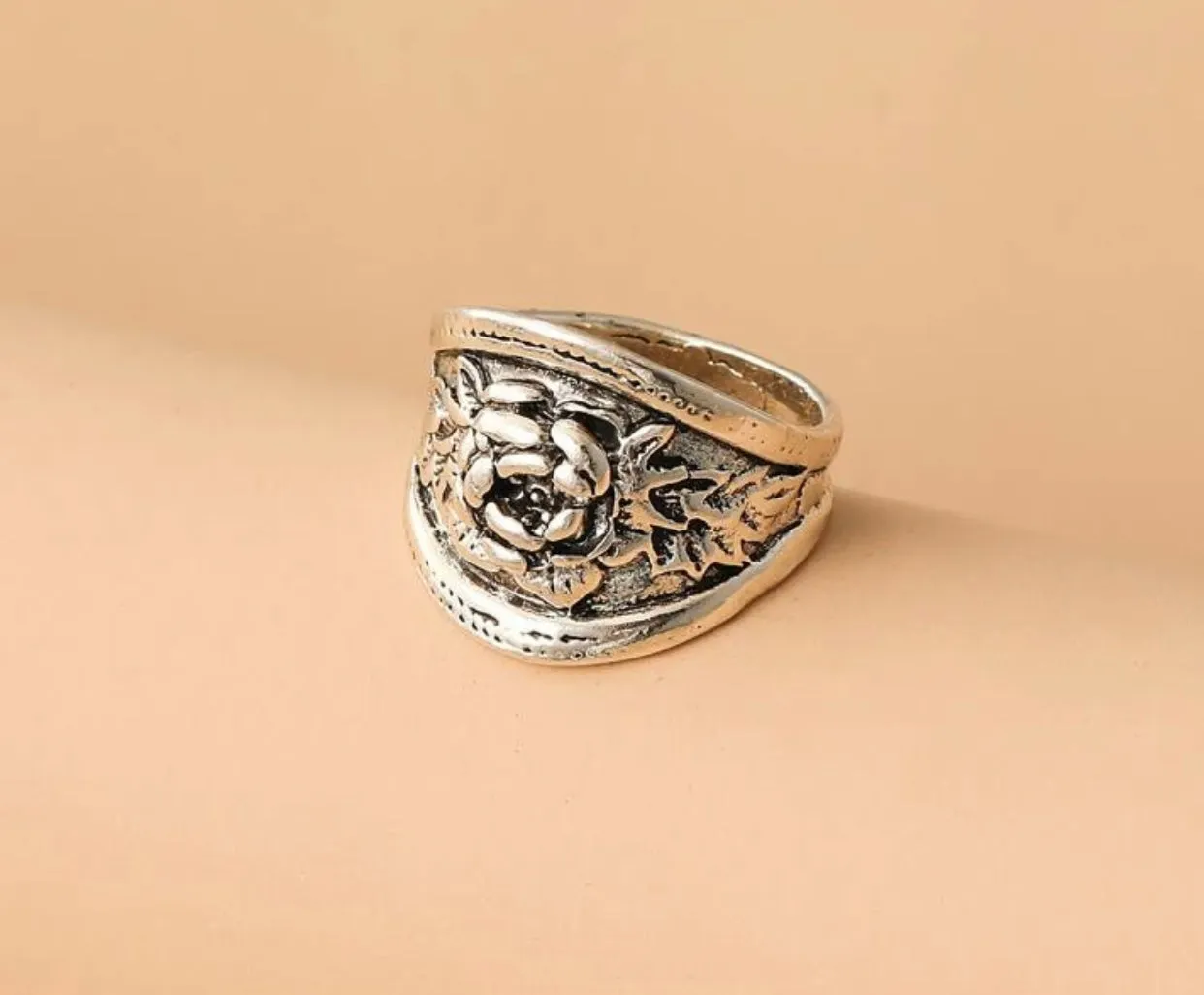 Flower engraved silver ring. Size 8.