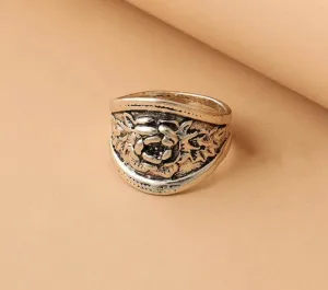 Flower engraved silver ring. Size 8.