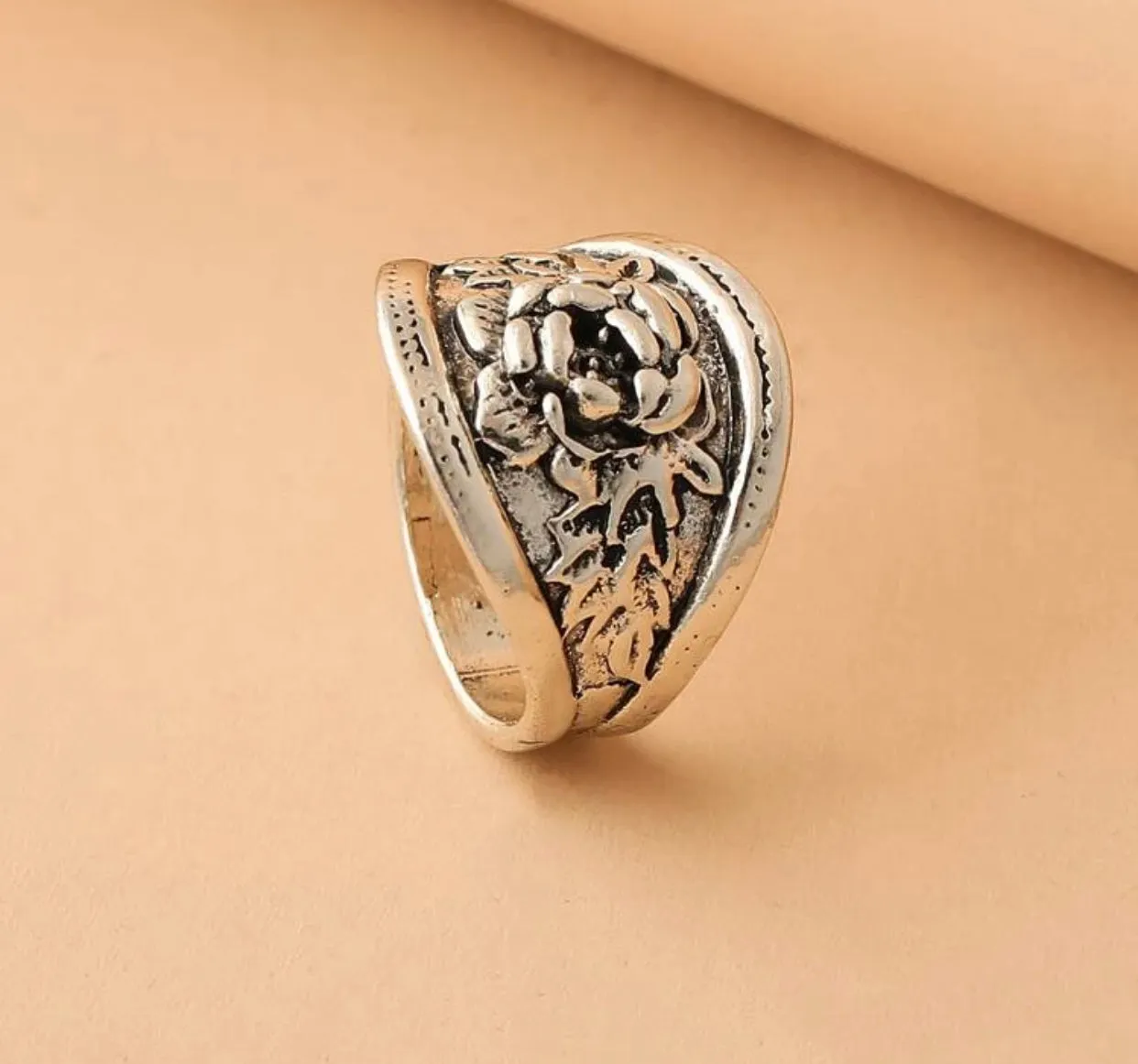 Flower engraved silver ring. Size 8.