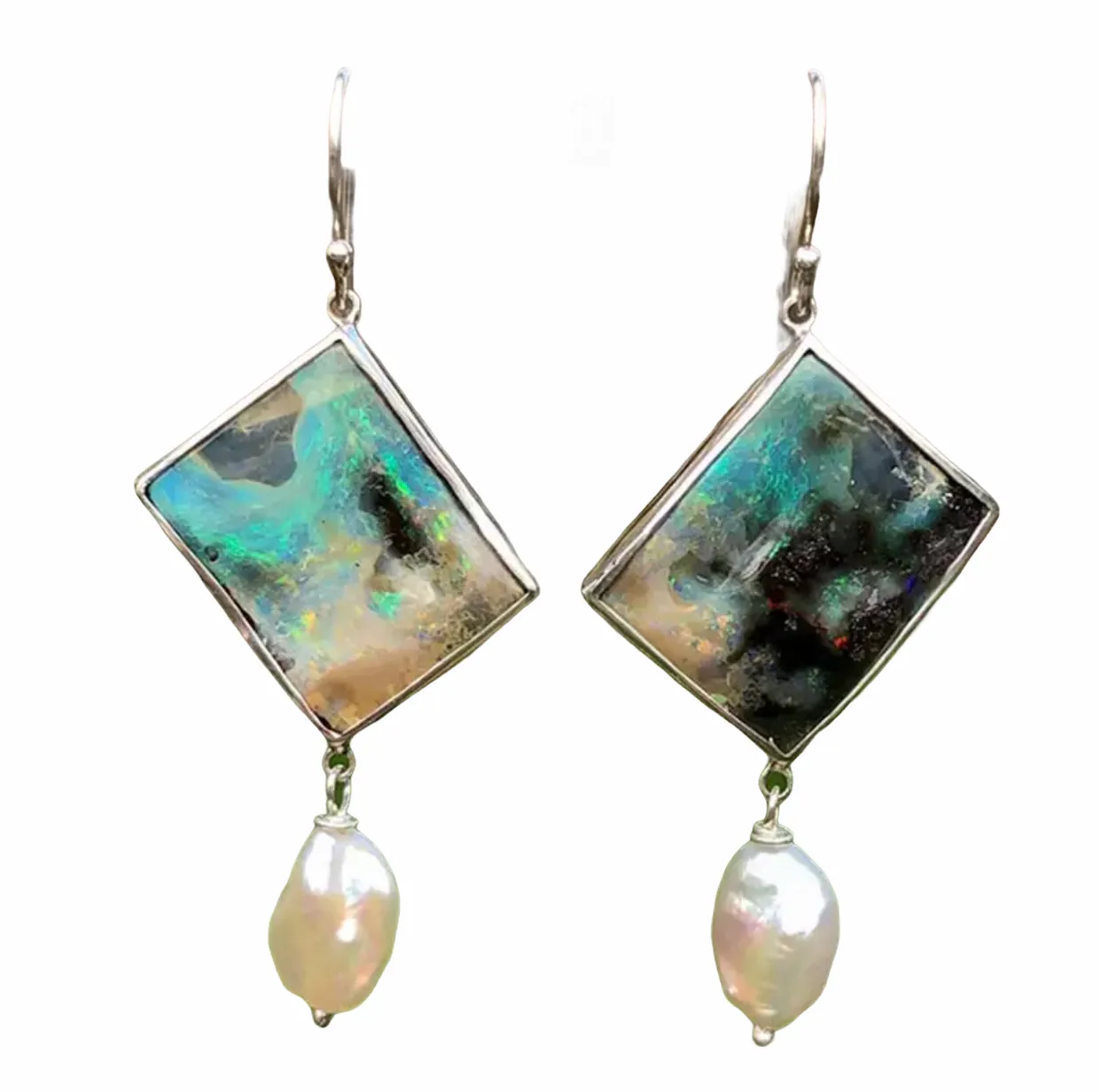 Gorgeous diamond shaped dangle earrings