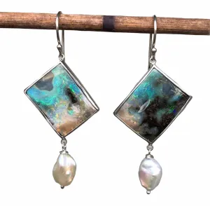 Gorgeous diamond shaped dangle earrings