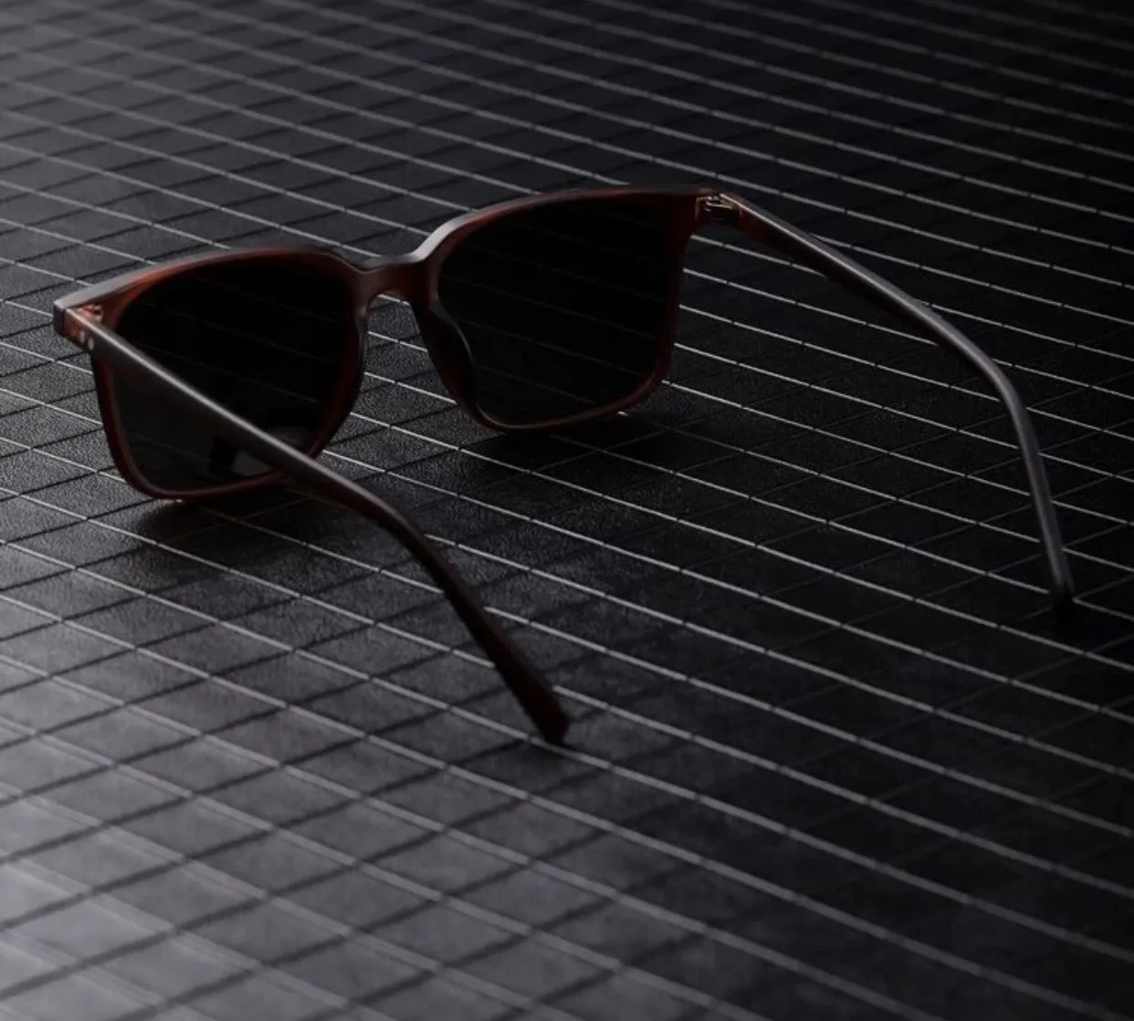 Men’s brown polarized sunglasses