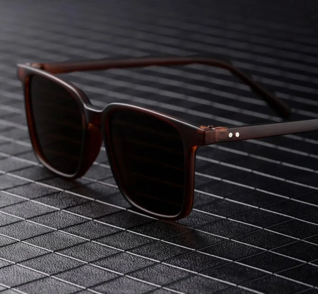 Men’s brown polarized sunglasses