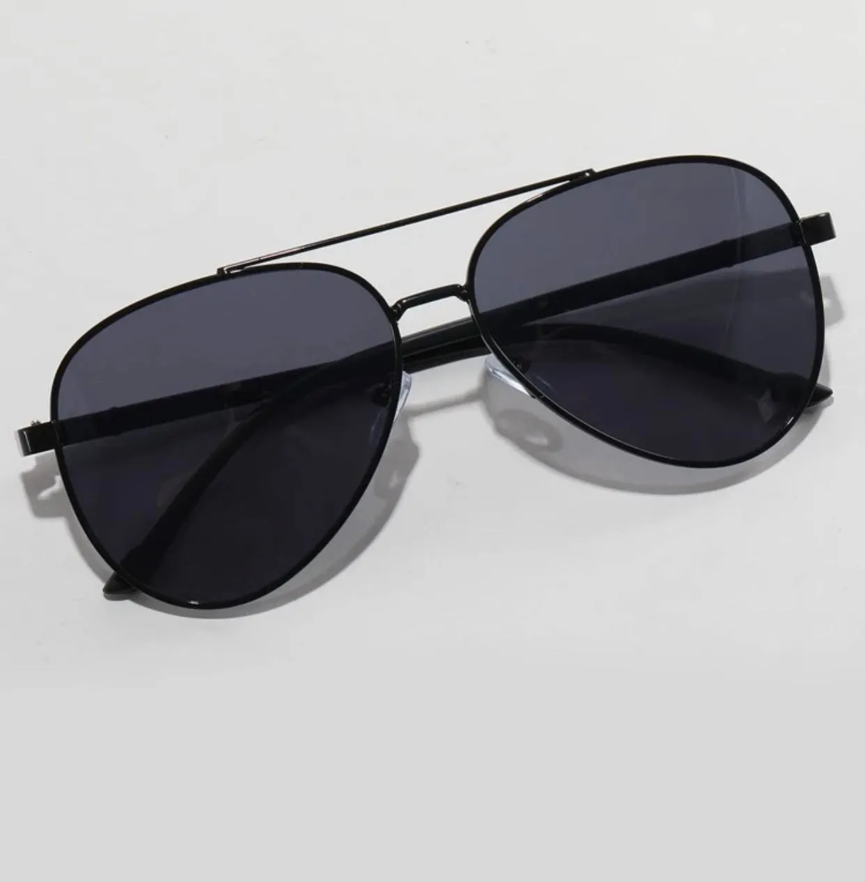 Metal frame tinted lens sunglasses