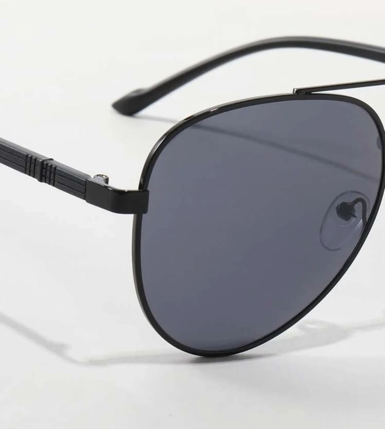 Metal frame tinted lens sunglasses