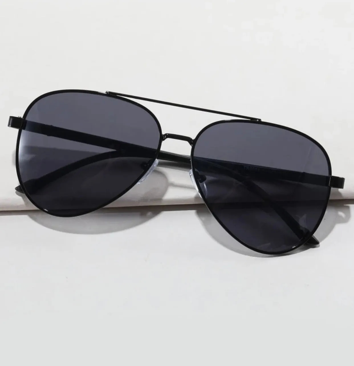 Metal frame tinted lens sunglasses
