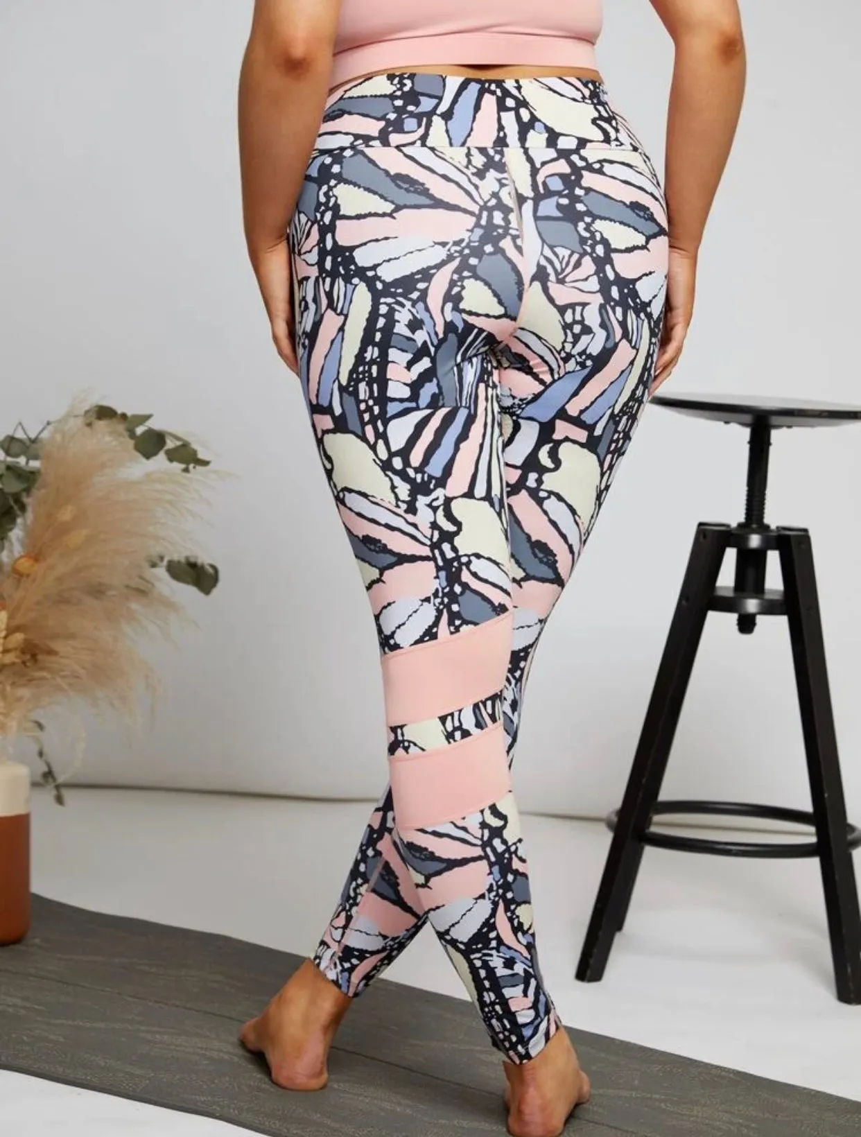 Peekaboo sports bra and floral leggings set