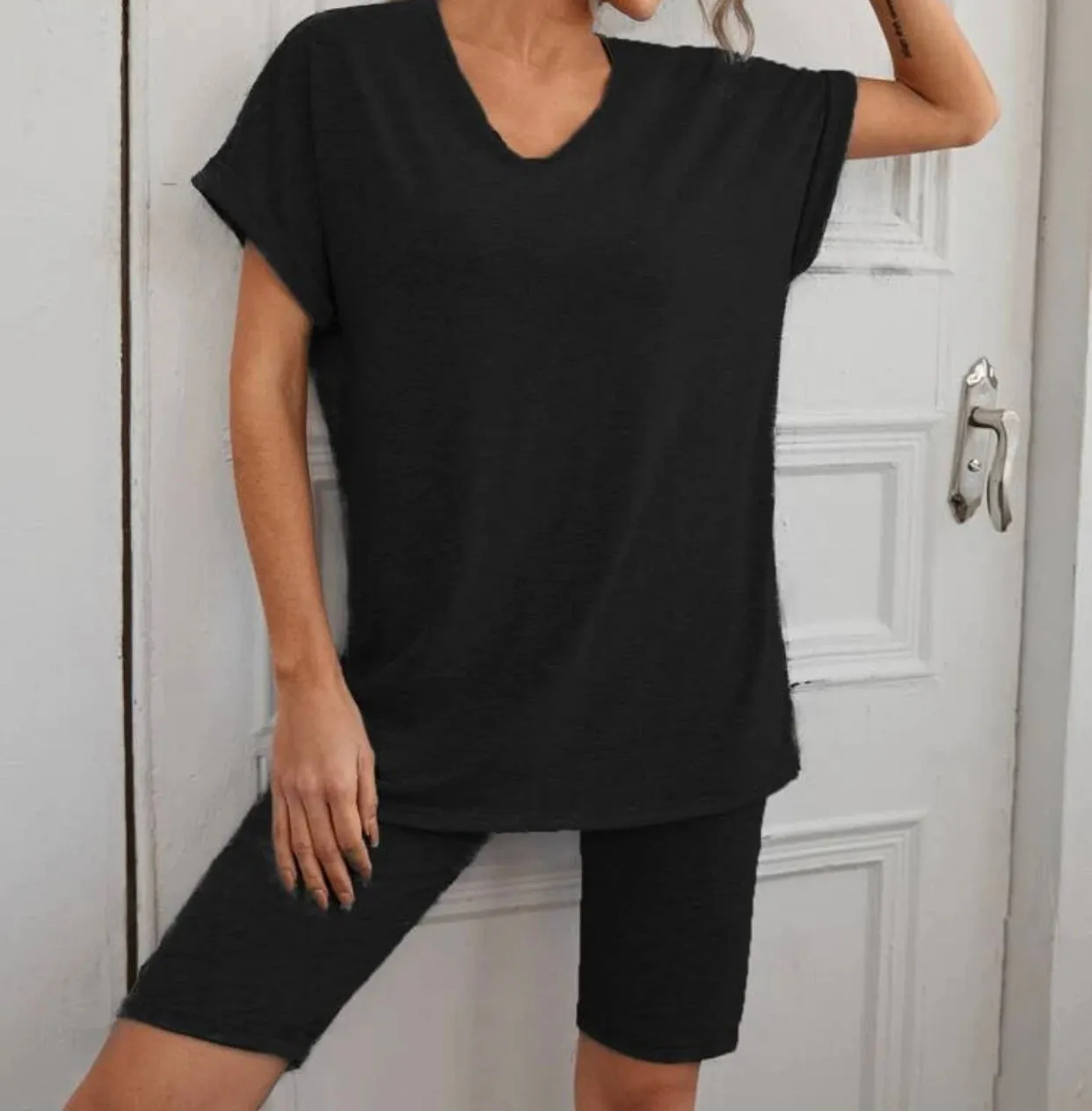 Solid tee with biker shorts
