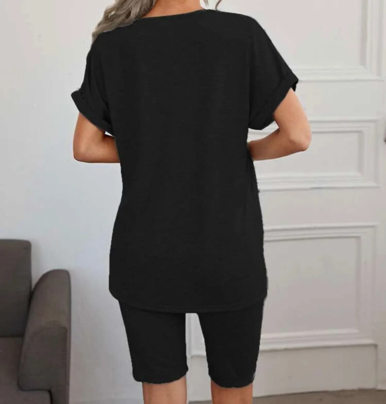 Solid tee with biker shorts