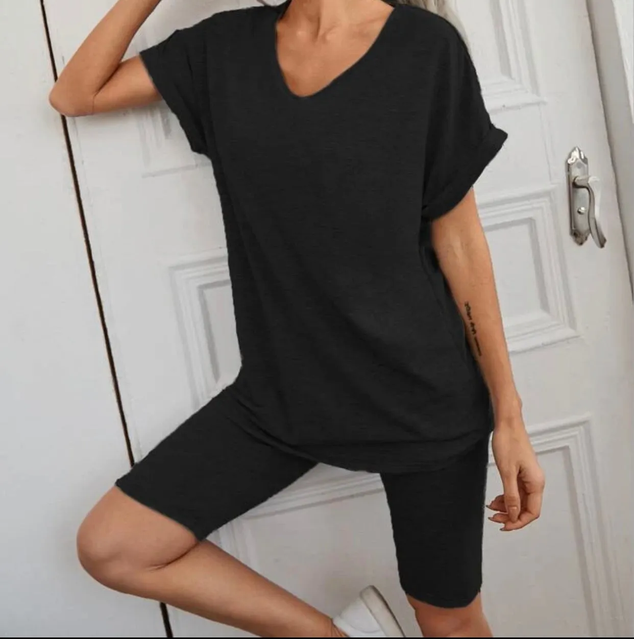 Solid tee with biker shorts